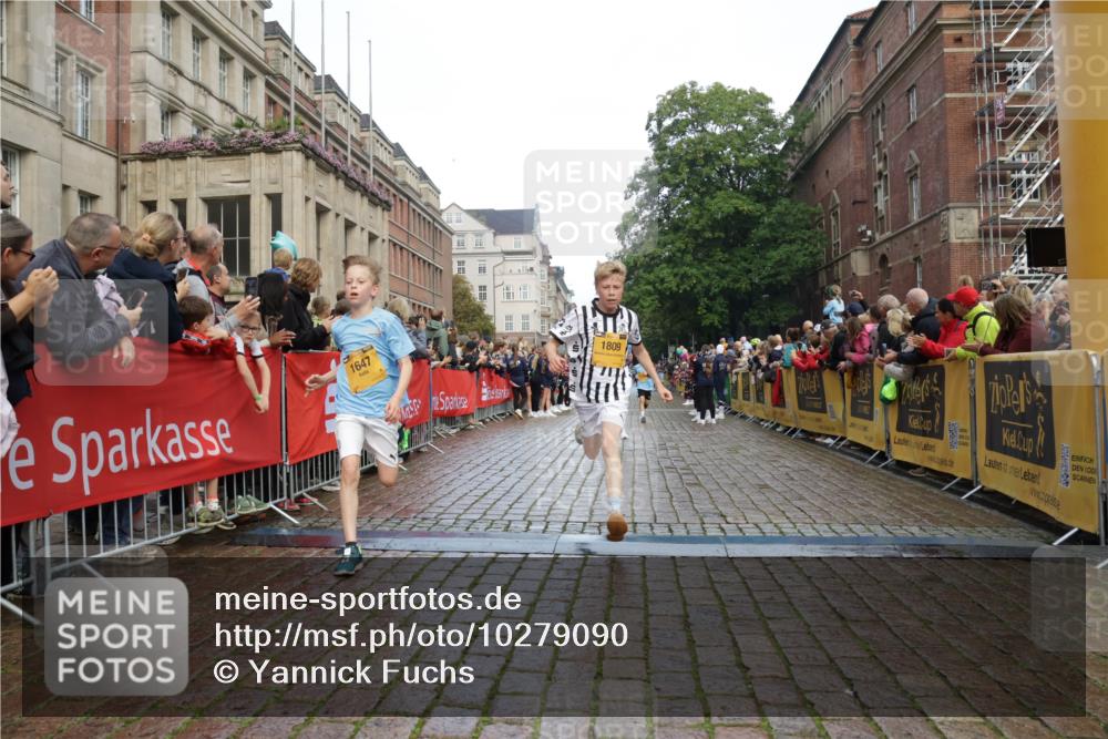 13.09.2026 - Kiel Lauf Yannick Fuchs http://msf.ph/oto/10279090 13.09.2026 08:52:04 Ziel 2015, 3392, 3538, 3557, 5810, 6205, 6372, 8477, 8736, 10826, 11608, 1210, 1243, 1572, 2020, 3779, 3901, 5130, 5169, 5580, 5793, 5906, 5976, 6532, 6699, 7171, 7521, 8206, 8538, 8543, 8700, 11448, 12102, 12467, 1647, 1809, 3178, 3871, 6517, 6937, 7034, 9381, 10102, 11752, 444, 5211, 5439, 5906, 6699, 8206, 8657, 8883, 9379, 9929 meine-sportfotos.de