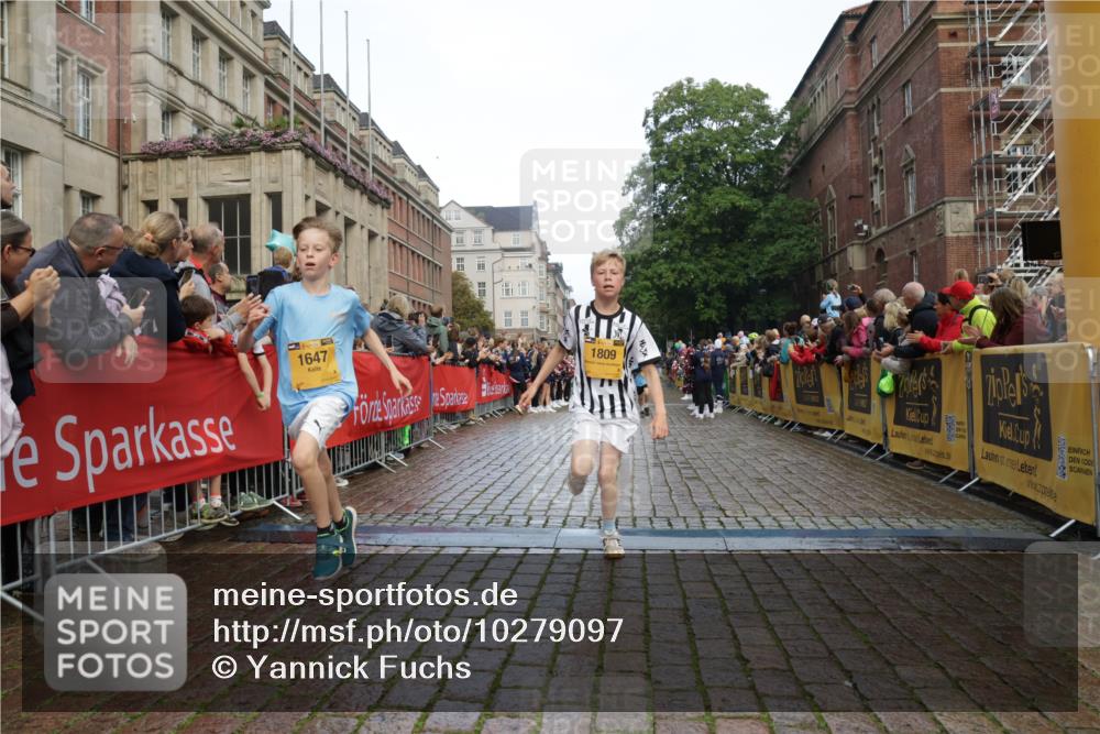 13.09.2026 - Kiel Lauf Yannick Fuchs http://msf.ph/oto/10279097 13.09.2026 08:52:04 Ziel 2015, 3392, 3538, 3557, 5810, 6205, 6372, 8477, 8736, 10826, 11608, 1210, 1243, 1572, 2020, 3779, 3901, 5130, 5169, 5580, 5793, 5906, 5976, 6532, 6699, 7171, 7521, 8206, 8538, 8543, 8700, 11448, 12102, 12467, 1647, 1809, 3178, 3871, 6517, 6937, 7034, 9381, 10102, 11752, 444, 5211, 5439, 5906, 6699, 8206, 8657, 8883, 9379, 9929 meine-sportfotos.de