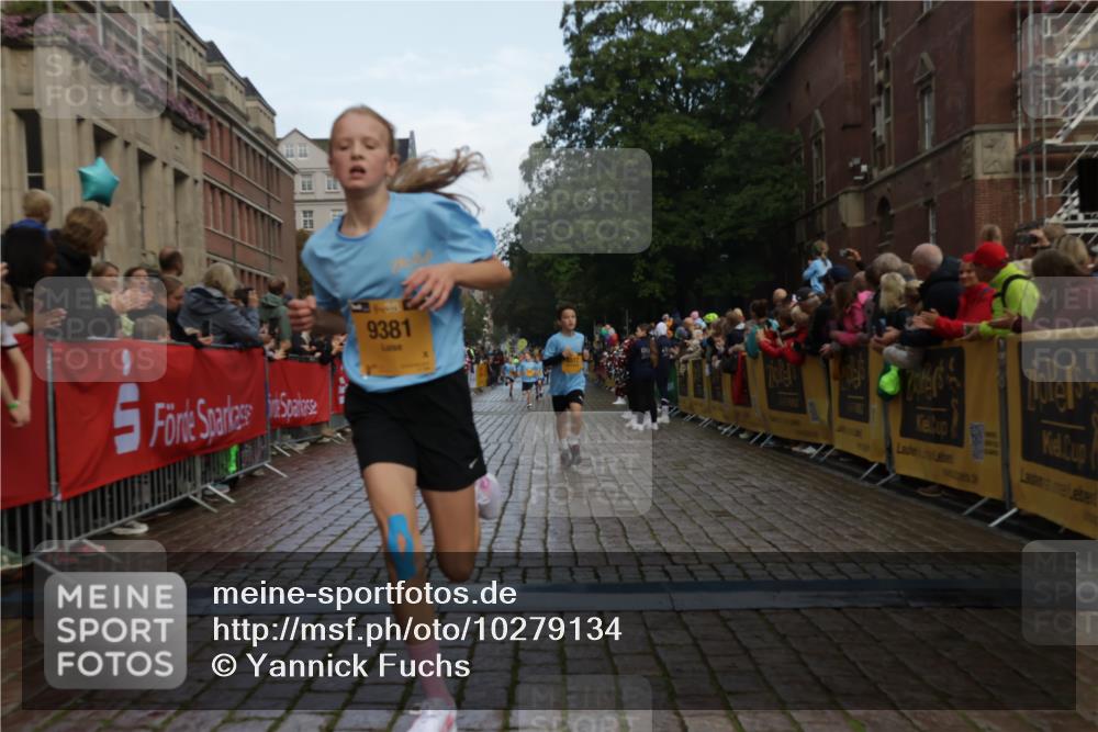 13.09.2026 - Kiel Lauf Yannick Fuchs http://msf.ph/oto/10279134 13.09.2026 08:52:06 Ziel 2015, 3178, 3392, 3538, 3557, 5810, 6372, 7034, 8477, 8736, 10826, 11608, 1210, 1243, 1572, 2020, 3779, 3901, 5130, 5169, 5580, 5793, 5976, 6205, 6532, 7171, 7521, 8206, 8538, 8543, 8700, 11448, 12102, 12467, 1647, 1809, 3871, 6517, 6937, 9381, 10102, 11752, 444, 1243, 5439, 5906, 6699, 8206, 8657, 8883, 9379, 9929 meine-sportfotos.de