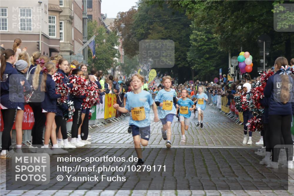 13.09.2026 - Kiel Lauf Yannick Fuchs http://msf.ph/oto/10279171 13.09.2026 08:52:09 Ziel 2015, 3178, 3392, 3538, 3557, 5810, 6372, 7034, 8477, 8736, 10826, 11608, 1210, 1572, 2020, 3779, 3901, 5130, 5169, 5580, 5793, 5976, 6205, 6532, 7171, 7521, 8538, 8543, 8700, 11448, 12102, 12467, 1647, 1809, 3871, 6517, 6937, 7881, 9381, 10102, 11752, 1243, 5439, 5793, 5906, 5976, 6699, 8206, 8657, 9379, 9929 meine-sportfotos.de