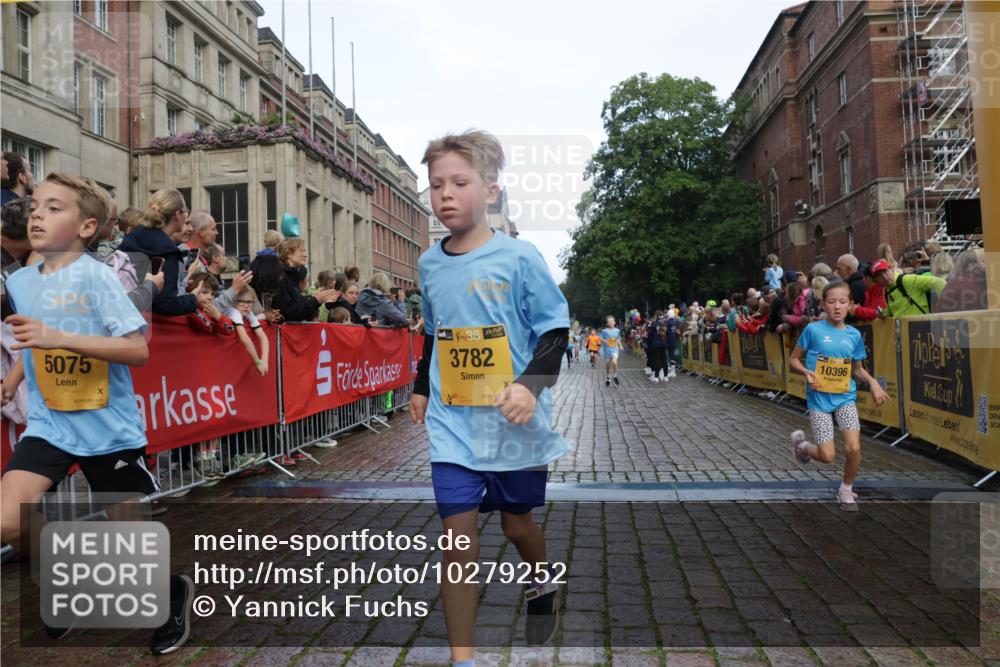 13.09.2026 - Kiel Lauf Yannick Fuchs http://msf.ph/oto/10279252 13.09.2026 08:52:15 Ziel 2015, 3178, 3871, 6937, 7034, 8477, 8736, 10102, 10826, 11752, 1210, 1572, 2020, 3392, 3538, 3557, 5169, 5580, 5810, 6205, 6372, 6532, 7171, 7521, 8543, 8700, 11448, 11608, 12102, 12467, 1647, 1809, 3782, 5075, 6517, 7881, 9381, 10396, 10779, 1243, 3779, 3901, 5130, 5793, 5976, 6532, 7521, 8538, 11448, 12467 meine-sportfotos.de