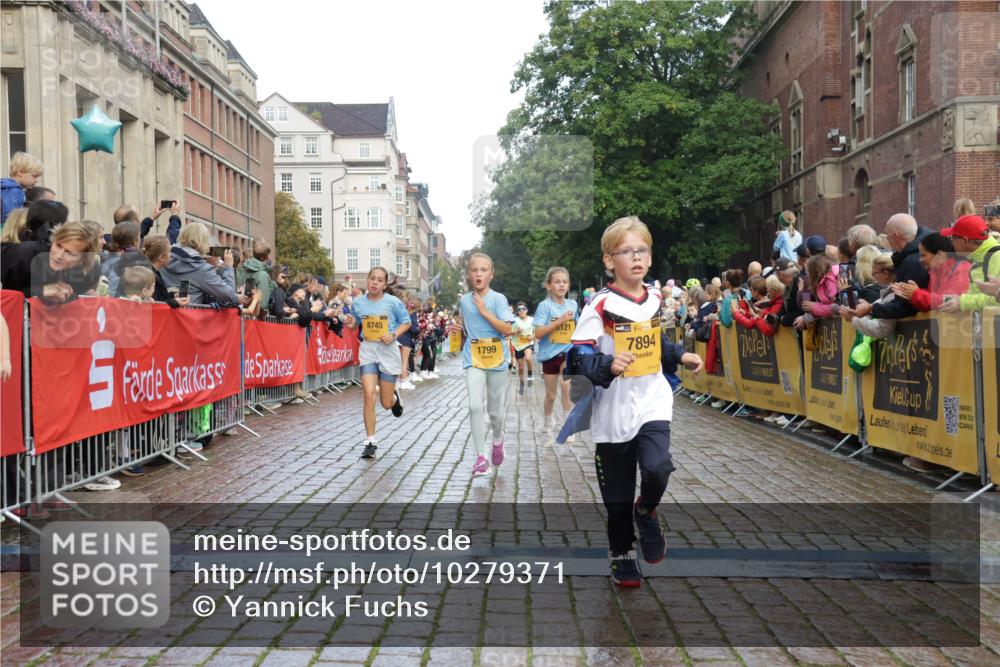 13.09.2026 - Kiel Lauf Yannick Fuchs http://msf.ph/oto/10279371 13.09.2026 08:52:23 Ziel 1647, 1809, 3871, 6517, 6937, 7881, 9381, 10102, 11752, 2015, 2020, 3178, 3392, 3538, 3557, 5810, 6205, 6372, 7034, 7171, 8477, 8543, 8700, 8736, 10826, 11608, 12102, 1799, 2613, 3782, 5075, 5121, 5334, 7894, 8745, 10396, 10779, 12460, 1210, 1572, 5169, 5580, 8543, 8700, 11448, 12102, 12467 meine-sportfotos.de