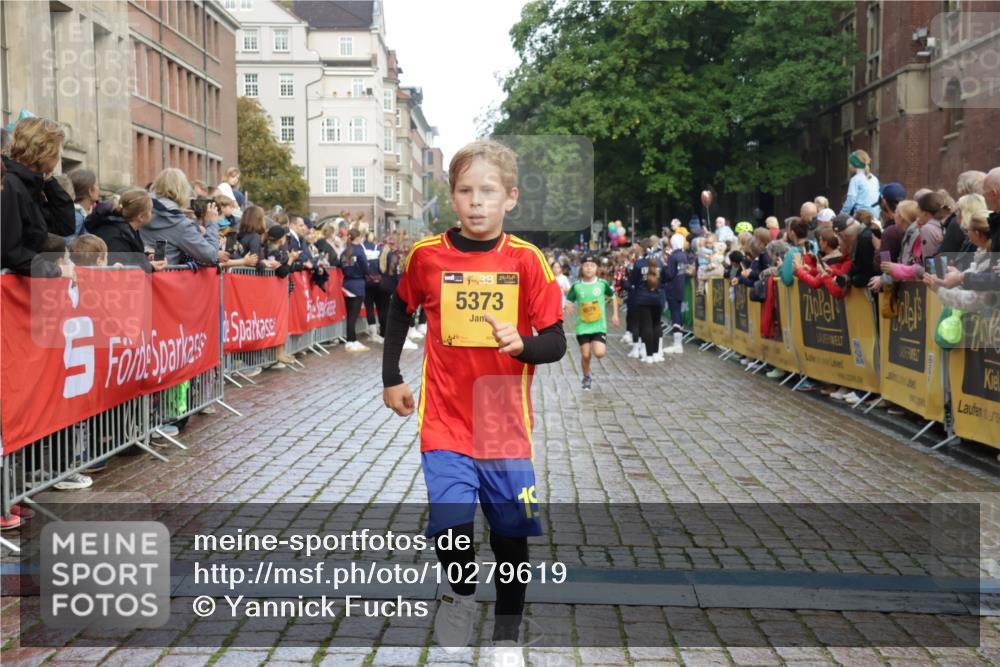 13.09.2026 - Kiel Lauf Yannick Fuchs http://msf.ph/oto/10279619 13.09.2026 08:52:44 Ziel 1799, 2402, 2609, 2613, 4158, 4668, 5121, 5334, 6283, 7025, 7423, 7894, 8745, 10414, 10779, 11248, 12397, 12454, 12460, 1647, 1809, 3178, 3782, 3871, 5075, 6517, 6937, 7034, 7881, 9381, 10102, 10396, 11752, 237, 1263, 5147, 5149, 5373, 5405, 6210, 6579, 7085, 7611, 8018, 8510, 10024, 10627, 10991, 11706, 12488, 2015, 3178, 5810, 6372, 7034, 8477, 8736, 10826, 11608 meine-sportfotos.de