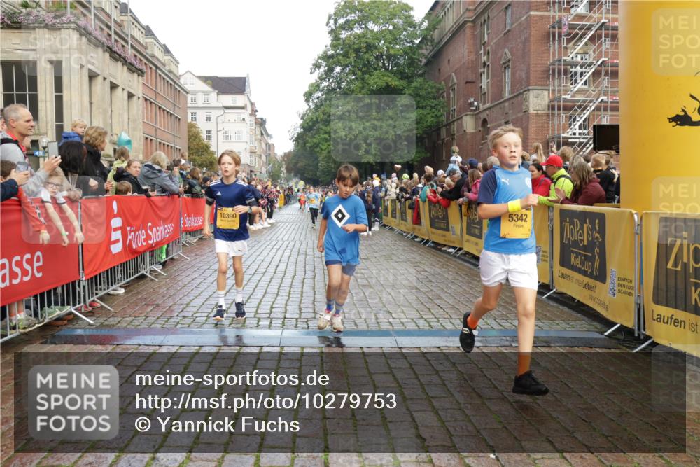 13.09.2026 - Kiel Lauf Yannick Fuchs http://msf.ph/oto/10279753 13.09.2026 08:52:52 Ziel 237, 2402, 2609, 4158, 4668, 5147, 5149, 5334, 5405, 6210, 6283, 7025, 7423, 7611, 10024, 10414, 10627, 10991, 11248, 11706, 12397, 12454, 12488, 1647, 1799, 1809, 2613, 3782, 5075, 5121, 6517, 6937, 7881, 7894, 8745, 9381, 10396, 10779, 11752, 12460, 1263, 4060, 4756, 5342, 5373, 5436, 6579, 7085, 8018, 8510, 8601, 10390, 3178, 3871, 6937, 7034, 10102, 11752 meine-sportfotos.de