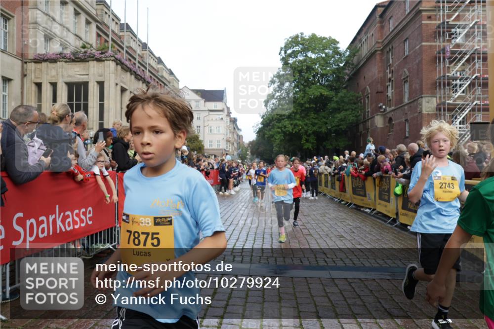 13.09.2026 - Kiel Lauf Yannick Fuchs http://msf.ph/oto/10279924 13.09.2026 08:53:05 Ziel 237, 1263, 4756, 5149, 5342, 5373, 6579, 7085, 8018, 8510, 8601, 10627, 11706, 1799, 2402, 2609, 2613, 3782, 4158, 4668, 5075, 5121, 5147, 5334, 5405, 6210, 6283, 7025, 7423, 7611, 7894, 8745, 10024, 10396, 10414, 10779, 10991, 11248, 12397, 12454, 12460, 12488, 347, 1919, 2570, 2743, 2985, 3316, 3419, 4060, 4291, 5284, 5344, 5436, 6103, 6846, 7170, 7875, 8095, 8541, 8819, 8947, 9410, 10390, 11455, 12168, 3782, 5075, 6517, 7881 meine-sportfotos.de