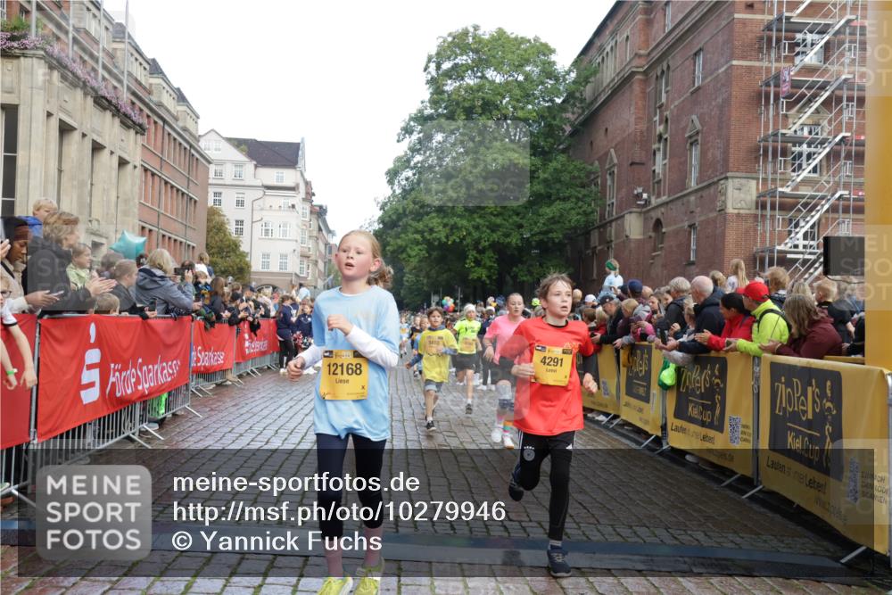 13.09.2026 - Kiel Lauf Yannick Fuchs http://msf.ph/oto/10279946 13.09.2026 08:53:07 Ziel 1263, 4060, 4756, 5342, 5373, 5436, 6579, 7085, 8018, 8510, 8601, 10390, 10627, 11706, 237, 1799, 2402, 2609, 2613, 4158, 4668, 5121, 5147, 5149, 5334, 5405, 6210, 6283, 7025, 7423, 7611, 7894, 8745, 10024, 10414, 10627, 10779, 10991, 11248, 11706, 12397, 12454, 12460, 12488, 347, 1919, 2570, 2614, 2743, 2985, 3316, 3328, 3419, 4291, 5284, 5344, 6103, 6846, 6894, 6979, 7170, 7875, 8095, 8541, 8819, 8947, 9410, 11455, 12168, 3782, 5075, 7881 meine-sportfotos.de