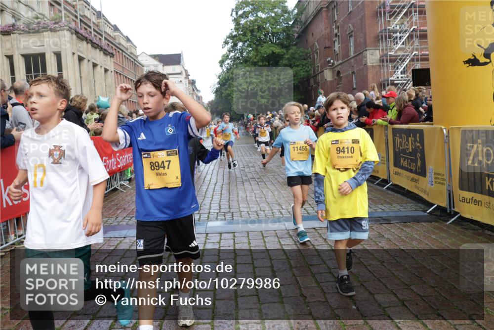 13.09.2026 - Kiel Lauf Yannick Fuchs http://msf.ph/oto/10279986 13.09.2026 08:53:10 Ziel 2985, 3316, 4060, 4756, 5342, 5436, 6579, 7085, 8018, 8510, 8601, 10390, 237, 1263, 1799, 2402, 2609, 2613, 4158, 4668, 5121, 5147, 5149, 5334, 5373, 5405, 6210, 6283, 7025, 7423, 7611, 7894, 8745, 10024, 10414, 10627, 10779, 10991, 11248, 11706, 12397, 12454, 12460, 12488, 347, 1159, 1919, 2570, 2614, 2743, 3210, 3328, 3419, 4291, 5284, 5344, 6103, 6846, 6894, 6979, 7170, 7240, 7635, 7875, 8095, 8541, 8819, 8857, 8947, 9410, 10122, 11455, 12168, 2613, 3782, 5075, 7881 meine-sportfotos.de