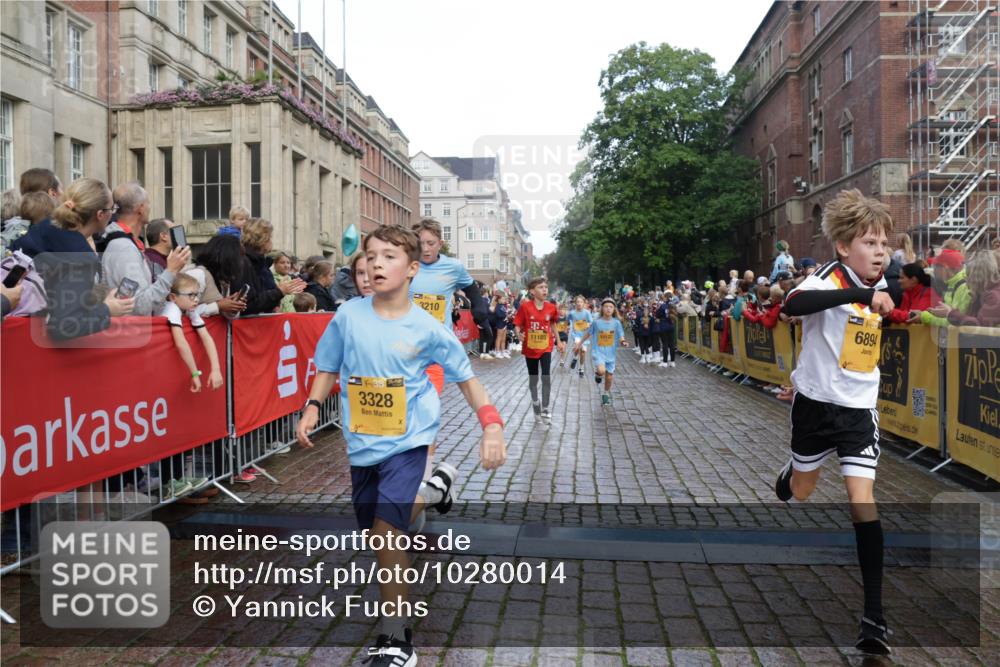 13.09.2026 - Kiel Lauf Yannick Fuchs http://msf.ph/oto/10280014 13.09.2026 08:53:11 Ziel 2985, 3316, 4060, 4756, 5342, 5436, 6103, 6579, 7085, 8018, 8510, 8601, 8819, 10390, 237, 1263, 1799, 2402, 2609, 2613, 4158, 4668, 5121, 5147, 5149, 5334, 5373, 5405, 6210, 6283, 7025, 7423, 7611, 7894, 8745, 10024, 10414, 10627, 10991, 11248, 11706, 12397, 12454, 12460, 12488, 347, 1159, 1919, 2570, 2614, 2743, 3210, 3328, 3419, 4291, 5177, 5284, 5344, 6846, 6894, 6979, 7170, 7240, 7635, 7875, 8095, 8541, 8857, 8947, 9410, 10122, 11455, 12168, 2613, 3782, 5075 meine-sportfotos.de
