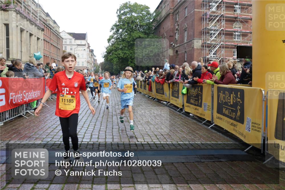 13.09.2026 - Kiel Lauf Yannick Fuchs http://msf.ph/oto/10280039 13.09.2026 08:53:13 Ziel 2985, 3316, 3419, 4060, 4756, 5342, 5436, 6103, 7085, 8018, 8510, 8541, 8601, 8819, 10390, 237, 1263, 1799, 2402, 2609, 4158, 4668, 5121, 5147, 5149, 5334, 5373, 5405, 6210, 6283, 6579, 7025, 7085, 7423, 7611, 7894, 8745, 10024, 10414, 10627, 10991, 11248, 11706, 12397, 12454, 12488, 347, 1159, 1919, 2016, 2570, 2614, 2743, 3210, 3328, 4291, 5177, 5284, 5344, 6846, 6894, 6979, 7170, 7240, 7635, 7875, 8095, 8857, 8947, 9410, 10122, 11455, 12168, 2613, 5075 meine-sportfotos.de