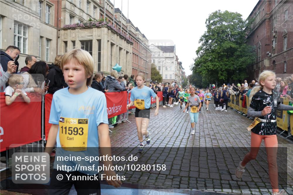 13.09.2026 - Kiel Lauf Yannick Fuchs http://msf.ph/oto/10280158 13.09.2026 08:53:20 Ziel 347, 1919, 2570, 2743, 2985, 3316, 3419, 4060, 4291, 5284, 5344, 5436, 6103, 6846, 7170, 7875, 8095, 8541, 8819, 8947, 9410, 10390, 11455, 12168, 237, 1263, 2402, 2609, 4158, 4668, 4756, 5147, 5149, 5342, 5373, 5405, 6210, 6283, 6579, 7025, 7085, 7423, 7611, 8018, 8510, 8601, 10024, 10414, 10627, 10991, 11248, 11706, 12397, 12454, 12488, 888, 1149, 1159, 2016, 2614, 3210, 3328, 5177, 5455, 6004, 6894, 6979, 7240, 7635, 8024, 8525, 8857, 8968, 9816, 10122 meine-sportfotos.de