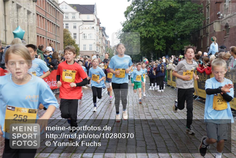 13.09.2026 - Kiel Lauf Yannick Fuchs http://msf.ph/oto/10280370 13.09.2026 08:53:36 Ziel 888, 1149, 1159, 2016, 2614, 3210, 3328, 5120, 5177, 5455, 6004, 6894, 6979, 7240, 7635, 8024, 8525, 8671, 8857, 8968, 9816, 10122, 10997, 11185, 11593, 11830, 12548, 347, 1919, 2570, 2743, 2985, 3316, 3419, 4060, 4291, 4756, 5284, 5342, 5344, 5436, 6103, 6579, 6846, 7085, 7170, 7875, 8018, 8095, 8510, 8541, 8601, 8819, 8947, 9410, 10390, 11455, 12168, 193, 258, 262, 1332, 1529, 1823, 2141, 2447, 3234, 4607, 4791, 5432, 6267, 6628, 6702, 10024 meine-sportfotos.de