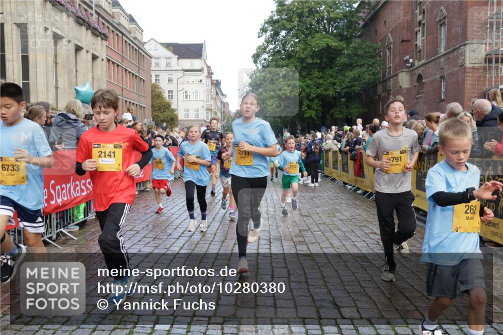 13.09.2026 - Kiel Lauf Yannick Fuchs http://msf.ph/oto/10280380 13.09.2026 08:53:36 Ziel 888, 1149, 1159, 2016, 2614, 3210, 3328, 5120, 5177, 5455, 6004, 6894, 6979, 7240, 7635, 8024, 8525, 8671, 8857, 8968, 9816, 10122, 10997, 11185, 11593, 11830, 12548, 347, 1919, 2570, 2743, 2985, 3316, 3419, 4060, 4291, 4756, 5284, 5342, 5344, 5436, 6103, 6579, 6846, 7085, 7170, 7875, 8018, 8095, 8510, 8541, 8601, 8819, 8947, 9410, 10390, 11455, 12168, 193, 258, 262, 1332, 1529, 1823, 2141, 2447, 3234, 4607, 4791, 5432, 6267, 6628, 6702, 10024 meine-sportfotos.de