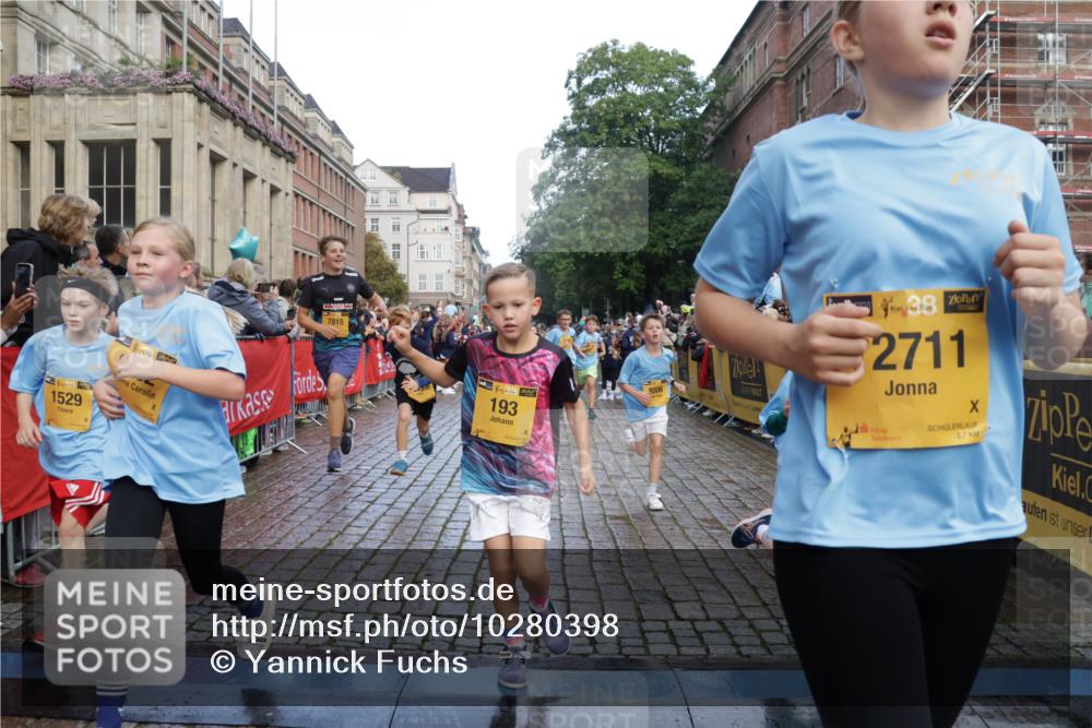 13.09.2026 - Kiel Lauf Yannick Fuchs http://msf.ph/oto/10280398 13.09.2026 08:53:38 Ziel 888, 1149, 1159, 1332, 2016, 3210, 5120, 5177, 5455, 6004, 6702, 7240, 7635, 8024, 8525, 8671, 8857, 8968, 9816, 10122, 10997, 11185, 11593, 11830, 12548, 12828, 347, 1919, 2570, 2614, 2743, 2985, 3210, 3316, 3328, 3419, 4060, 4291, 4756, 5284, 5342, 5344, 5436, 6103, 6846, 6894, 6979, 7085, 7170, 7635, 7875, 8018, 8095, 8510, 8541, 8601, 8819, 8947, 9410, 10390, 11455, 12168, 120, 193, 258, 262, 1529, 1823, 2141, 2447, 3234, 4607, 4791, 5432, 6267, 6628 meine-sportfotos.de
