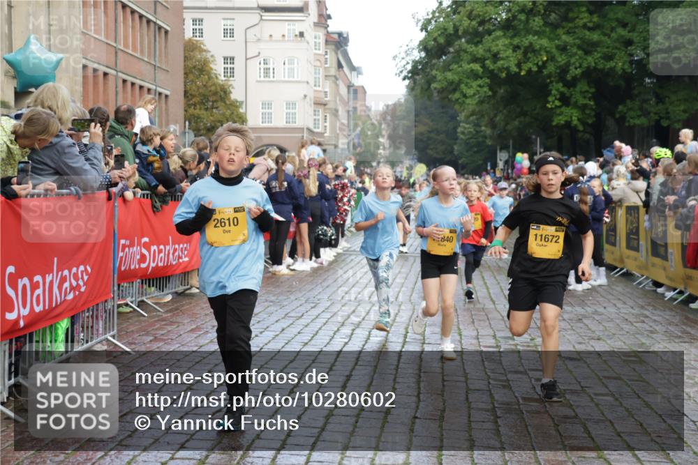 13.09.2026 - Kiel Lauf Yannick Fuchs http://msf.ph/oto/10280602 13.09.2026 08:53:58 Ziel 120, 193, 258, 262, 1244, 1529, 1823, 2122, 2141, 2324, 4607, 4791, 4956, 5432, 5586, 6267, 6628, 6733, 7341, 7815, 8006, 8332, 9266, 9880, 10726, 12663, 12711, 12829, 347, 888, 1149, 1159, 1332, 2016, 2447, 2570, 2614, 3210, 3234, 3328, 4291, 5120, 5177, 5344, 5455, 6004, 6628, 6702, 6846, 6894, 6979, 7240, 7635, 8024, 8525, 8671, 8857, 8947, 8968, 9410, 9816, 10122, 10997, 11170, 11185, 11455, 11593, 11830, 12511, 12548, 12828, 488, 1463, 2610, 4059, 7875 meine-sportfotos.de