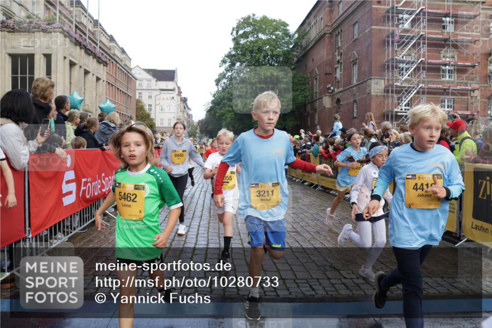 13.09.2026 - Kiel Lauf Yannick Fuchs http://msf.ph/oto/10280733 13.09.2026 08:54:10 Ziel 488, 1244, 1463, 1540, 2489, 4059, 4618, 4717, 4956, 5236, 5586, 5993, 6134, 7470, 9291, 9850, 9880, 10775, 10868, 11672, 12111, 12112, 12829, 120, 193, 258, 262, 888, 1149, 1332, 1529, 1823, 2122, 2141, 2324, 2447, 3234, 4607, 4791, 4956, 5120, 5432, 5586, 6004, 6267, 6628, 6702, 6733, 7341, 7815, 8006, 8024, 8332, 8525, 8671, 8968, 9266, 9816, 10726, 10997, 11170, 11593, 12511, 12548, 12663, 12711, 12828, 241, 1218, 2610, 2742, 3211, 3896, 3936, 4494 meine-sportfotos.de