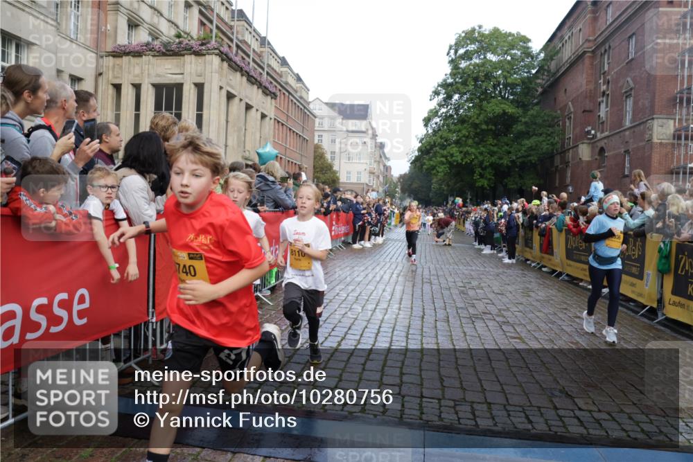 13.09.2026 - Kiel Lauf Yannick Fuchs http://msf.ph/oto/10280756 13.09.2026 08:54:12 Ziel 488, 1463, 1540, 2489, 2610, 4059, 4618, 4717, 5236, 5993, 6134, 7470, 9291, 9850, 9880, 10775, 10868, 10920, 11468, 11672, 11840, 12111, 12112, 120, 193, 258, 262, 888, 1149, 1244, 1332, 1529, 1823, 2122, 2141, 2324, 2447, 3234, 4607, 4791, 4956, 5120, 5432, 5586, 6004, 6267, 6628, 6702, 6733, 7341, 7815, 8006, 8024, 8332, 8525, 8671, 8968, 9266, 9816, 10726, 10997, 11170, 11593, 12511, 12548, 12663, 12711, 12828, 12829, 241, 1218, 2742, 3211, 3896, 3936, 4494 meine-sportfotos.de