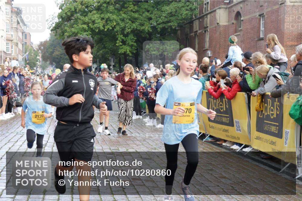 13.09.2026 - Kiel Lauf Yannick Fuchs http://msf.ph/oto/10280860 13.09.2026 08:54:21 Ziel 241, 1218, 1463, 2610, 2742, 3211, 3896, 4059, 4419, 4494, 4731, 5041, 5462, 6030, 6134, 6214, 6618, 7055, 8545, 9291, 9447, 9714, 10920, 11468, 11672, 11840, 120, 193, 258, 262, 488, 1244, 1529, 1540, 1823, 2122, 2141, 2324, 2489, 3234, 4607, 4618, 4717, 4791, 4956, 5236, 5432, 5586, 5993, 6267, 6628, 6733, 7341, 7470, 7815, 8006, 8332, 9266, 9850, 9880, 10726, 10775, 10868, 12111, 12112, 12511, 12663, 12711, 12829, 2139, 3936 meine-sportfotos.de