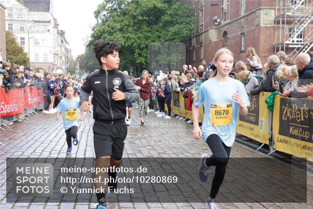 13.09.2026 - Kiel Lauf Yannick Fuchs http://msf.ph/oto/10280869 13.09.2026 08:54:21 Ziel 241, 1218, 1463, 2610, 2742, 3211, 3896, 4059, 4419, 4494, 4731, 5041, 5462, 6030, 6134, 6214, 6618, 7055, 8545, 9291, 9447, 9714, 10920, 11468, 11672, 11840, 120, 193, 258, 262, 488, 1244, 1529, 1540, 1823, 2122, 2141, 2324, 2489, 3234, 4607, 4618, 4717, 4791, 4956, 5236, 5432, 5586, 5993, 6267, 6628, 6733, 7341, 7470, 7815, 8006, 8332, 9266, 9850, 9880, 10726, 10775, 10868, 12111, 12112, 12511, 12663, 12711, 12829, 2139, 3936 meine-sportfotos.de