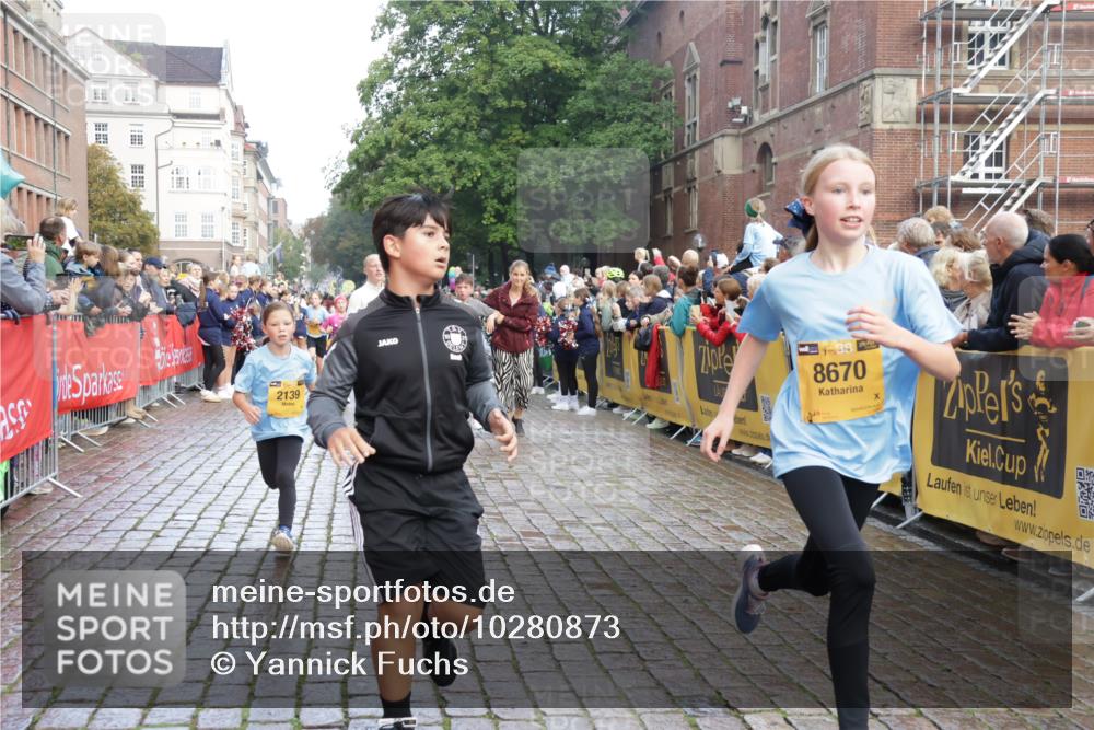 13.09.2026 - Kiel Lauf Yannick Fuchs http://msf.ph/oto/10280873 13.09.2026 08:54:21 Ziel 241, 1218, 1463, 2610, 2742, 3211, 3896, 4059, 4419, 4494, 4731, 5041, 5462, 6030, 6134, 6214, 6618, 7055, 8545, 9291, 9447, 9714, 10920, 11468, 11672, 11840, 120, 193, 258, 262, 488, 1244, 1529, 1540, 1823, 2122, 2141, 2324, 2489, 3234, 4607, 4618, 4717, 4791, 4956, 5236, 5432, 5586, 5993, 6267, 6628, 6733, 7341, 7470, 7815, 8006, 8332, 9266, 9850, 9880, 10726, 10775, 10868, 12111, 12112, 12511, 12663, 12711, 12829, 2139, 3936 meine-sportfotos.de