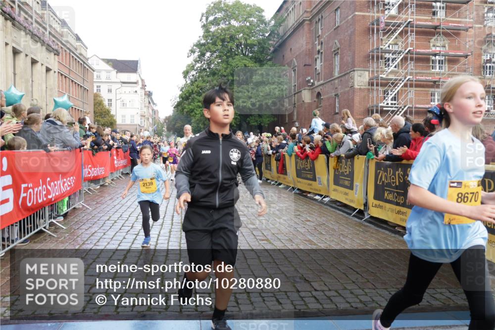 13.09.2026 - Kiel Lauf Yannick Fuchs http://msf.ph/oto/10280880 13.09.2026 08:54:22 Ziel 241, 1218, 1463, 2610, 2742, 3211, 3896, 4059, 4419, 4494, 4731, 5041, 5462, 6030, 6134, 6214, 6618, 7055, 8545, 9291, 9447, 9714, 10920, 10937, 11468, 11672, 11840, 120, 193, 258, 262, 488, 1244, 1529, 1540, 1823, 2122, 2141, 2324, 2489, 3234, 4607, 4618, 4717, 4791, 4956, 5236, 5432, 5586, 5993, 6267, 6628, 6733, 7341, 7470, 7815, 8006, 8332, 9266, 9850, 9880, 10726, 10775, 10868, 12111, 12112, 12663, 12711, 12829, 1701, 2139, 3936 meine-sportfotos.de