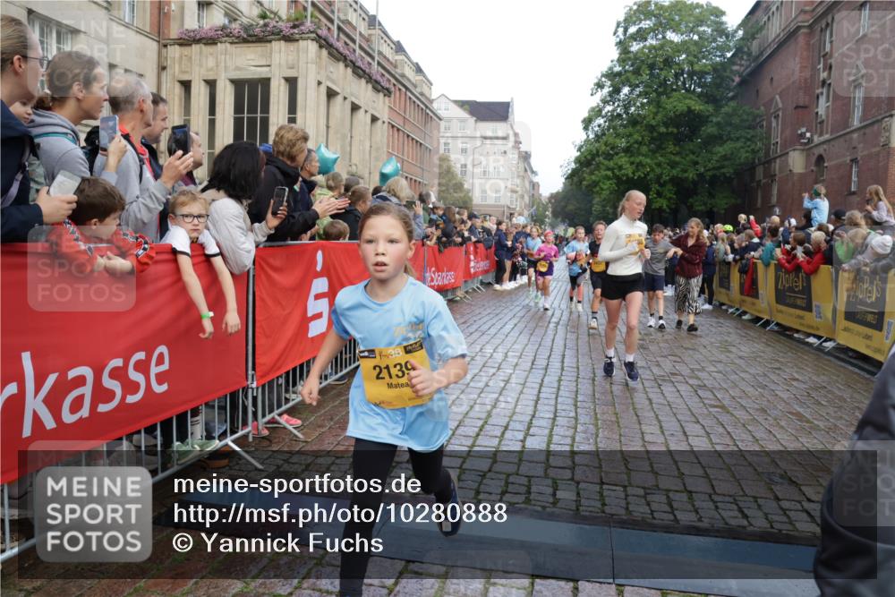 13.09.2026 - Kiel Lauf Yannick Fuchs http://msf.ph/oto/10280888 13.09.2026 08:54:22 Ziel 241, 1218, 1463, 2610, 2742, 3211, 3896, 4059, 4419, 4494, 4731, 5041, 5462, 6030, 6134, 6214, 6618, 7055, 8545, 9291, 9447, 9714, 10920, 10937, 11468, 11672, 11840, 120, 193, 258, 262, 488, 1244, 1529, 1540, 1823, 2122, 2141, 2324, 2489, 3234, 4607, 4618, 4717, 4791, 4956, 5236, 5432, 5586, 5993, 6267, 6628, 6733, 7341, 7470, 7815, 8006, 8332, 9266, 9850, 9880, 10726, 10775, 10868, 12111, 12112, 12663, 12711, 12829, 1701, 2139, 3936 meine-sportfotos.de