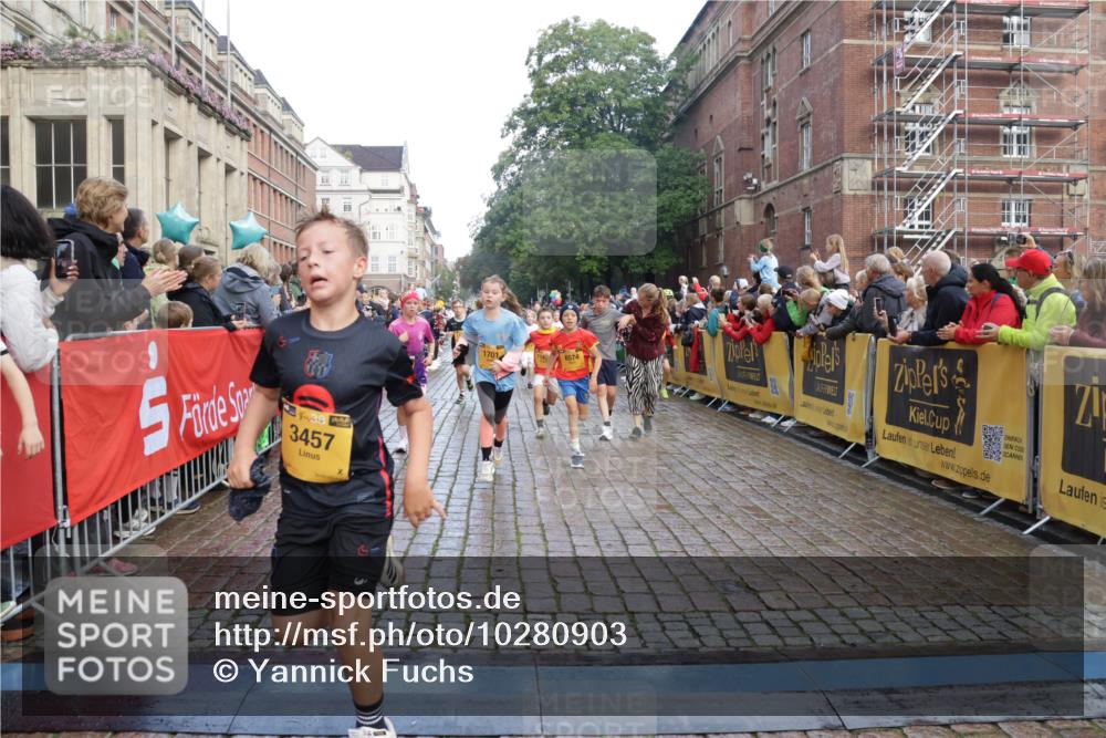 13.09.2026 - Kiel Lauf Yannick Fuchs http://msf.ph/oto/10280903 13.09.2026 08:54:24 Ziel 241, 1218, 1463, 2610, 2742, 3211, 3896, 3936, 4059, 4419, 4494, 4731, 5041, 5462, 6030, 6214, 6618, 6740, 6945, 7055, 8110, 8111, 8545, 9447, 9714, 10920, 10937, 11468, 11672, 11840, 120, 193, 258, 262, 488, 1244, 1529, 1540, 1823, 2122, 2141, 2324, 2489, 4059, 4607, 4618, 4717, 4791, 4956, 5236, 5432, 5586, 5993, 6134, 6267, 6733, 7341, 7470, 7815, 8006, 8332, 9266, 9291, 9850, 9880, 10726, 10775, 10868, 12111, 12112, 12663, 12711, 12829, 1701, 2139 meine-sportfotos.de