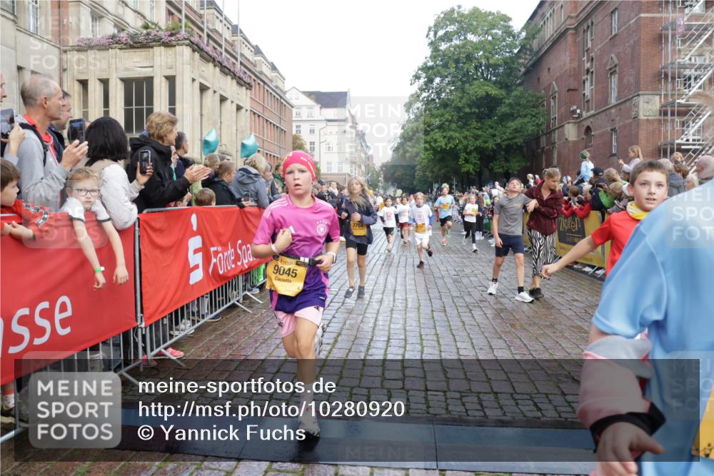 13.09.2026 - Kiel Lauf Yannick Fuchs http://msf.ph/oto/10280920 13.09.2026 08:54:26 Ziel 241, 1218, 2610, 2742, 3211, 3896, 3936, 4419, 4494, 4731, 5041, 5462, 5693, 6030, 6214, 6618, 6740, 6945, 7055, 8110, 8111, 8545, 9447, 9714, 10920, 10937, 11468, 11656, 11840, 120, 193, 258, 262, 488, 1244, 1463, 1529, 1540, 1823, 2122, 2141, 2324, 2489, 2610, 4059, 4618, 4717, 4791, 4956, 5236, 5432, 5586, 5993, 6134, 6733, 7341, 7470, 7815, 8006, 8332, 9291, 9850, 9880, 10726, 10775, 10868, 11468, 11672, 11840, 12111, 12112, 12663, 12711, 12829, 159, 1701, 2139 meine-sportfotos.de