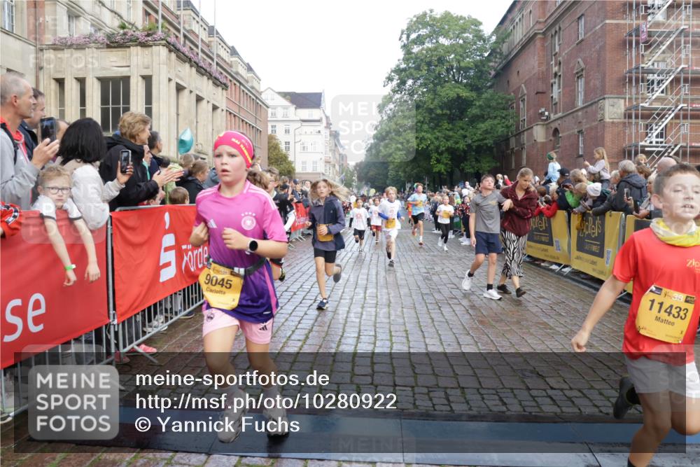 13.09.2026 - Kiel Lauf Yannick Fuchs http://msf.ph/oto/10280922 13.09.2026 08:54:26 Ziel 241, 1218, 2610, 2742, 3211, 3896, 3936, 4419, 4494, 4731, 5041, 5462, 5693, 6030, 6214, 6618, 6740, 6945, 7055, 8110, 8111, 8545, 9447, 9714, 10920, 10937, 11468, 11656, 11840, 120, 193, 258, 262, 488, 1244, 1463, 1529, 1540, 1823, 2122, 2141, 2324, 2489, 2610, 4059, 4618, 4717, 4791, 4956, 5236, 5432, 5586, 5993, 6134, 6733, 7341, 7470, 7815, 8006, 8332, 9291, 9850, 9880, 10726, 10775, 10868, 11468, 11672, 11840, 12111, 12112, 12663, 12711, 12829, 159, 1701, 2139 meine-sportfotos.de