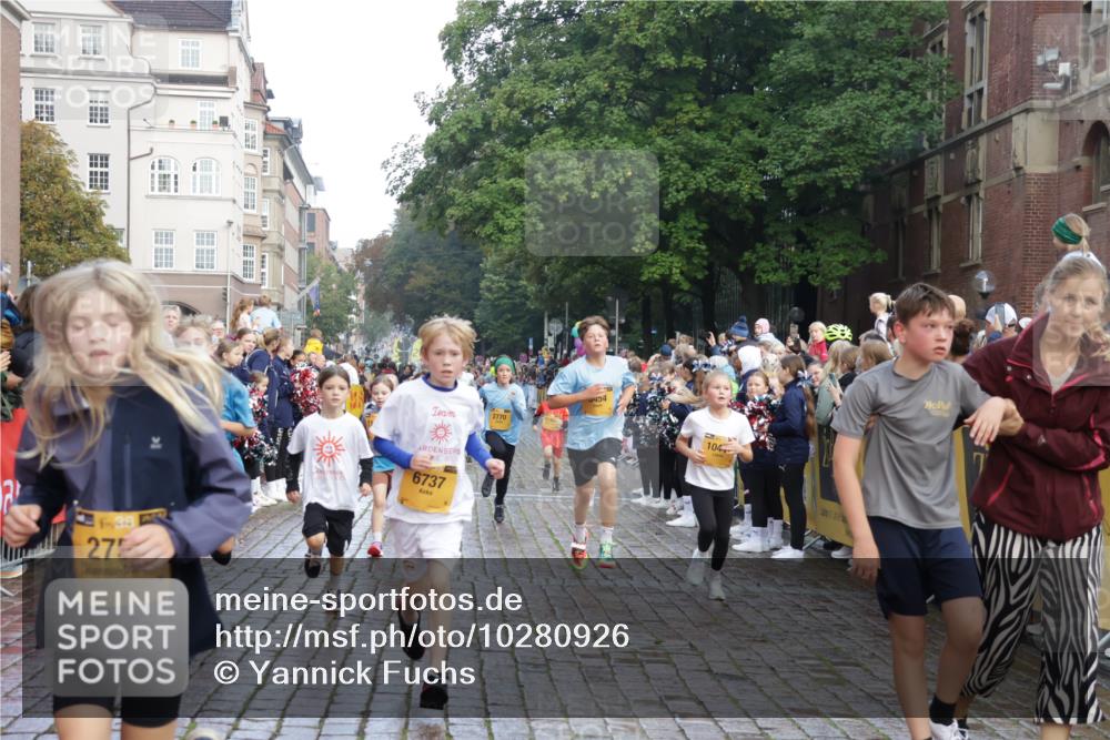 13.09.2026 - Kiel Lauf Yannick Fuchs http://msf.ph/oto/10280926 13.09.2026 08:54:27 Ziel 241, 1218, 2742, 3211, 3896, 3936, 4419, 4494, 4731, 5041, 5462, 5693, 6030, 6214, 6618, 6740, 6945, 7055, 8110, 8111, 8545, 9447, 9714, 10920, 10937, 11656, 120, 193, 258, 262, 488, 1244, 1463, 1529, 1540, 1823, 2122, 2141, 2324, 2489, 2610, 4059, 4618, 4717, 4791, 4956, 5236, 5432, 5586, 5993, 6134, 6733, 7341, 7470, 7815, 8006, 8332, 9291, 9850, 9880, 10726, 10775, 10868, 10920, 11468, 11672, 11840, 12111, 12112, 12663, 12711, 12829, 159, 1701, 2139, 2770, 4227 meine-sportfotos.de