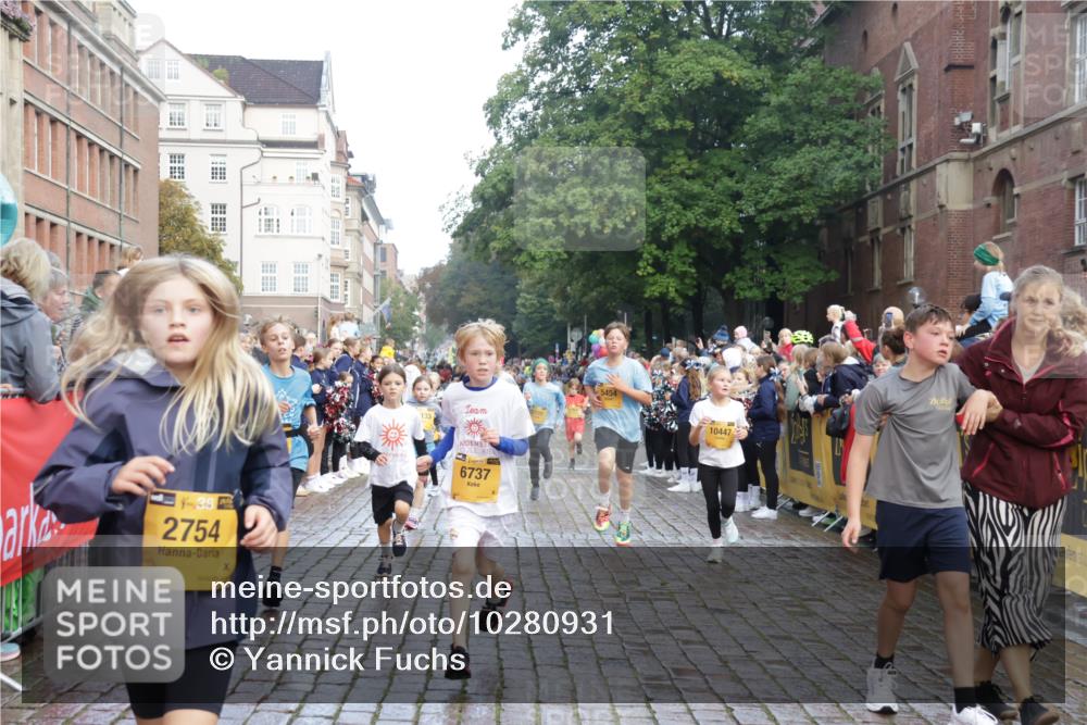 13.09.2026 - Kiel Lauf Yannick Fuchs http://msf.ph/oto/10280931 13.09.2026 08:54:27 Ziel 241, 1218, 2742, 3211, 3896, 3936, 4419, 4494, 4731, 5041, 5462, 5693, 6030, 6214, 6618, 6740, 6945, 7055, 8110, 8111, 8545, 9447, 9714, 10920, 10937, 11656, 120, 193, 258, 262, 488, 1244, 1463, 1529, 1540, 1823, 2122, 2141, 2324, 2489, 2610, 4059, 4618, 4717, 4791, 4956, 5236, 5432, 5586, 5993, 6134, 6733, 7341, 7470, 7815, 8006, 8332, 9291, 9850, 9880, 10726, 10775, 10868, 10920, 11468, 11672, 11840, 12111, 12112, 12663, 12711, 12829, 159, 1701, 2139, 2770, 4227 meine-sportfotos.de