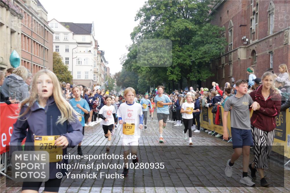 13.09.2026 - Kiel Lauf Yannick Fuchs http://msf.ph/oto/10280935 13.09.2026 08:54:27 Ziel 241, 1218, 2742, 3211, 3896, 3936, 4419, 4494, 4731, 5041, 5462, 5693, 6030, 6214, 6618, 6740, 6945, 7055, 8110, 8111, 8545, 9447, 9714, 10920, 10937, 11656, 120, 193, 258, 262, 488, 1244, 1463, 1529, 1540, 1823, 2122, 2141, 2324, 2489, 2610, 4059, 4618, 4717, 4791, 4956, 5236, 5432, 5586, 5993, 6134, 6733, 7341, 7470, 7815, 8006, 8332, 9291, 9850, 9880, 10726, 10775, 10868, 10920, 11468, 11672, 11840, 12111, 12112, 12663, 12711, 12829, 159, 1701, 2139, 2770, 4227 meine-sportfotos.de