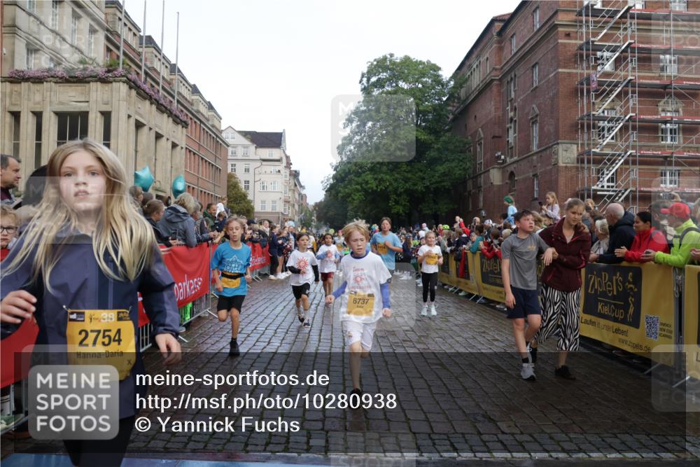 13.09.2026 - Kiel Lauf Yannick Fuchs http://msf.ph/oto/10280938 13.09.2026 08:54:28 Ziel 241, 1218, 2742, 3211, 3896, 3936, 4419, 4494, 4731, 5041, 5462, 5693, 6030, 6214, 6618, 6740, 6945, 7055, 7774, 8110, 8111, 8545, 9447, 9714, 10937, 11656, 120, 193, 488, 1244, 1463, 1529, 1540, 1823, 2122, 2141, 2324, 2489, 2610, 4059, 4618, 4717, 4791, 4956, 5236, 5432, 5586, 5993, 6134, 6733, 7341, 7470, 7815, 8006, 8332, 9291, 9447, 9850, 9880, 10726, 10775, 10868, 10920, 11468, 11672, 11840, 12111, 12112, 12663, 12711, 12829, 159, 561, 820, 1701, 2139, 2770, 4227 meine-sportfotos.de