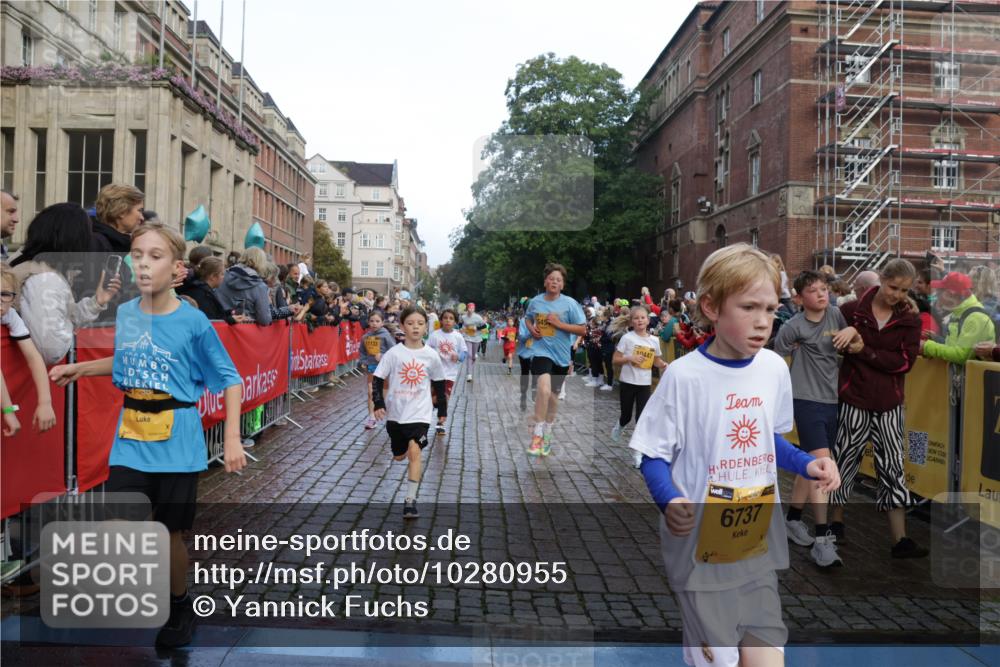 13.09.2026 - Kiel Lauf Yannick Fuchs http://msf.ph/oto/10280955 13.09.2026 08:54:29 Ziel 241, 1218, 2742, 3211, 3896, 3936, 4419, 4494, 4731, 5041, 5462, 5693, 6030, 6214, 6618, 6740, 6945, 7055, 7774, 8110, 8111, 8545, 9714, 10937, 11656, 120, 193, 488, 1244, 1463, 1529, 1540, 1823, 2122, 2141, 2324, 2489, 2610, 4059, 4494, 4618, 4717, 4956, 5236, 5432, 5586, 5993, 6134, 7341, 7470, 7815, 8006, 8332, 9291, 9447, 9850, 9880, 10726, 10775, 10868, 10920, 11468, 11672, 11840, 12111, 12112, 12663, 12829, 159, 561, 820, 1701, 2139, 2770, 4227, 120, 2122 meine-sportfotos.de