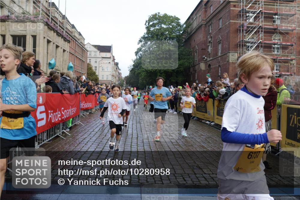 13.09.2026 - Kiel Lauf Yannick Fuchs http://msf.ph/oto/10280958 13.09.2026 08:54:29 Ziel 241, 1218, 2742, 3211, 3896, 3936, 4419, 4494, 4731, 5041, 5462, 5693, 6030, 6214, 6618, 6740, 6945, 7055, 7774, 8110, 8111, 8545, 9714, 10937, 11656, 120, 193, 488, 1244, 1463, 1529, 1540, 1823, 2122, 2141, 2324, 2489, 2610, 4059, 4494, 4618, 4717, 4956, 5236, 5432, 5586, 5993, 6134, 7341, 7470, 7815, 8006, 8332, 9291, 9447, 9850, 9880, 10726, 10775, 10868, 10920, 11468, 11672, 11840, 12111, 12112, 12663, 12829, 159, 561, 820, 1701, 2139, 2770, 4227, 120, 2122 meine-sportfotos.de
