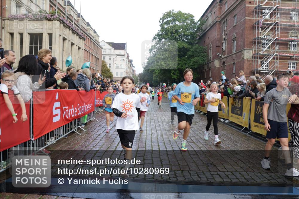 13.09.2026 - Kiel Lauf Yannick Fuchs http://msf.ph/oto/10280969 13.09.2026 08:54:29 Ziel 241, 1218, 2742, 3211, 3896, 3936, 4419, 4494, 4731, 5041, 5462, 5693, 6030, 6214, 6618, 6740, 6945, 7055, 7774, 8110, 8111, 8545, 9714, 10937, 11656, 120, 193, 488, 1244, 1463, 1529, 1540, 1823, 2122, 2141, 2324, 2489, 2610, 4059, 4494, 4618, 4717, 4956, 5236, 5432, 5586, 5993, 6134, 7341, 7470, 7815, 8006, 8332, 9291, 9447, 9850, 9880, 10726, 10775, 10868, 10920, 11468, 11672, 11840, 12111, 12112, 12663, 12829, 159, 561, 820, 1701, 2139, 2770, 4227, 120, 2122 meine-sportfotos.de