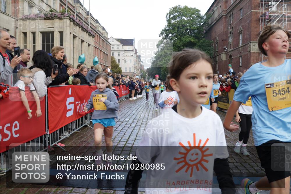 13.09.2026 - Kiel Lauf Yannick Fuchs http://msf.ph/oto/10280985 13.09.2026 08:54:30 Ziel 241, 1218, 2742, 3211, 3896, 3936, 4419, 4731, 5041, 5462, 5693, 6030, 6214, 6618, 6740, 6945, 7055, 7774, 8110, 8111, 8545, 9698, 9714, 10937, 11656, 120, 488, 1218, 1244, 1463, 1540, 1823, 2122, 2141, 2324, 2489, 2610, 4059, 4494, 4618, 4717, 4731, 4956, 5041, 5236, 5586, 5993, 6030, 6134, 7341, 7470, 7815, 8006, 9291, 9447, 9850, 9880, 10726, 10775, 10868, 10920, 11468, 11672, 11840, 12111, 12112, 12663, 12829, 159, 561, 820, 1701, 2139, 2770, 4227, 120, 2122 meine-sportfotos.de