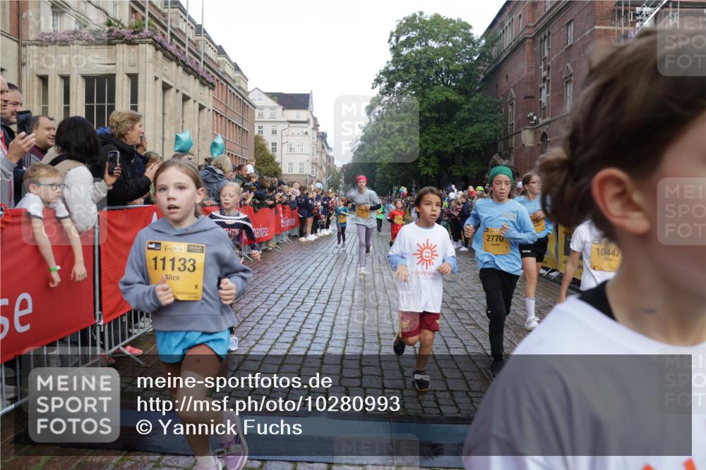 13.09.2026 - Kiel Lauf Yannick Fuchs http://msf.ph/oto/10280993 13.09.2026 08:54:31 Ziel 241, 2542, 2742, 3211, 3896, 3936, 4419, 5462, 5693, 6214, 6618, 6740, 6945, 7055, 7774, 8110, 8111, 8545, 9698, 9714, 10937, 11656, 120, 488, 1218, 1244, 1463, 1540, 1823, 2122, 2324, 2489, 2610, 4059, 4494, 4618, 4717, 4731, 4956, 5041, 5236, 5586, 5993, 6030, 6134, 6618, 7341, 7470, 9291, 9447, 9850, 9880, 10726, 10775, 10868, 10920, 11468, 11672, 11840, 12111, 12112, 12663, 12829, 159, 561, 820, 1701, 2139, 2770, 4227, 120, 2122 meine-sportfotos.de