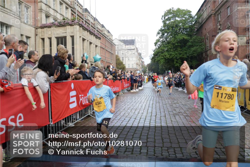 13.09.2026 - Kiel Lauf Yannick Fuchs http://msf.ph/oto/10281070 13.09.2026 08:54:38 Ziel 1701, 2139, 2542, 3457, 3936, 5693, 6574, 6740, 6945, 7774, 7877, 8110, 8111, 8670, 8850, 9533, 9698, 10488, 11263, 11433, 11656, 241, 488, 1218, 1463, 1540, 2489, 2610, 2742, 3211, 3896, 4059, 4419, 4494, 4618, 4717, 4731, 5041, 5236, 5462, 5993, 6030, 6134, 6214, 6618, 6740, 6945, 7055, 7470, 8110, 8111, 8545, 9291, 9447, 9714, 9850, 9880, 10775, 10868, 10920, 10937, 11468, 11672, 11840, 12111, 12112, 159, 561, 744, 820, 2699, 2770, 4069, 4227, 4348, 6607, 120, 2122 meine-sportfotos.de