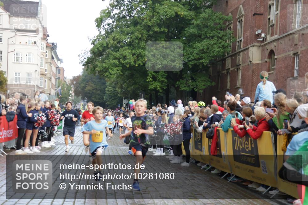 13.09.2026 - Kiel Lauf Yannick Fuchs http://msf.ph/oto/10281080 13.09.2026 08:54:39 Ziel 1701, 2139, 2542, 2754, 3457, 3936, 5693, 6574, 6737, 7774, 7877, 8670, 8850, 9045, 9533, 9698, 10488, 11263, 11433, 11656, 241, 488, 1218, 1463, 1540, 2489, 2610, 2742, 3211, 3896, 3936, 4059, 4419, 4494, 4618, 4717, 4731, 5041, 5236, 5462, 5993, 6030, 6134, 6214, 6618, 6740, 6945, 7055, 7470, 8110, 8111, 8545, 9291, 9447, 9714, 9850, 10775, 10868, 10920, 10937, 11468, 11672, 11840, 12111, 12112, 159, 561, 744, 820, 2699, 2770, 4069, 4227, 4348, 6607, 120, 2122 meine-sportfotos.de