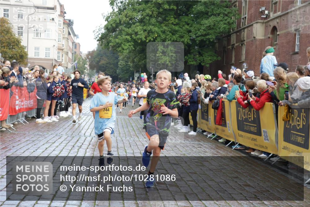 13.09.2026 - Kiel Lauf Yannick Fuchs http://msf.ph/oto/10281086 13.09.2026 08:54:40 Ziel 159, 1701, 2139, 2542, 2754, 3457, 5693, 6574, 6737, 7774, 7877, 8670, 8850, 9045, 9533, 9698, 10488, 11263, 11433, 11656, 241, 488, 1218, 1463, 1540, 2489, 2610, 2742, 3211, 3896, 3936, 4059, 4419, 4494, 4618, 4717, 4731, 5041, 5236, 5462, 5993, 6030, 6134, 6214, 6618, 6740, 6945, 7055, 7470, 8110, 8111, 8545, 9291, 9447, 9714, 9850, 10775, 10868, 10920, 10937, 11468, 11656, 11672, 11840, 12112, 561, 744, 820, 2699, 2770, 2773, 4069, 4227, 4348, 6607 meine-sportfotos.de