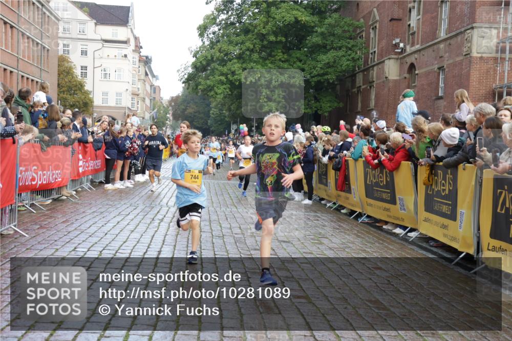 13.09.2026 - Kiel Lauf Yannick Fuchs http://msf.ph/oto/10281089 13.09.2026 08:54:40 Ziel 159, 1701, 2139, 2542, 2754, 3457, 5693, 6574, 6737, 7774, 7877, 8670, 8850, 9045, 9533, 9698, 10488, 11263, 11433, 11656, 241, 488, 1218, 1463, 1540, 2489, 2610, 2742, 3211, 3896, 3936, 4059, 4419, 4494, 4618, 4717, 4731, 5041, 5236, 5462, 5993, 6030, 6134, 6214, 6618, 6740, 6945, 7055, 7470, 8110, 8111, 8545, 9291, 9447, 9714, 9850, 10775, 10868, 10920, 10937, 11468, 11656, 11672, 11840, 12112, 561, 744, 820, 2699, 2770, 2773, 4069, 4227, 4348, 6607 meine-sportfotos.de