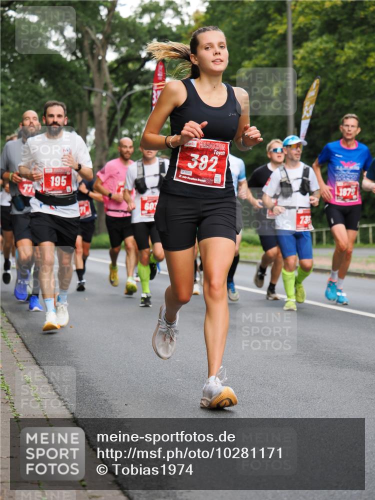 13.09.2026 - 21. swb-Marathon Bremen TobiasT http://msf.ph/oto/10281171 13.09.2026 11:40:47 Laufen 77, 195, 60, 382, 0030, 21, 026, 735, 1879 meine-sportfotos.de