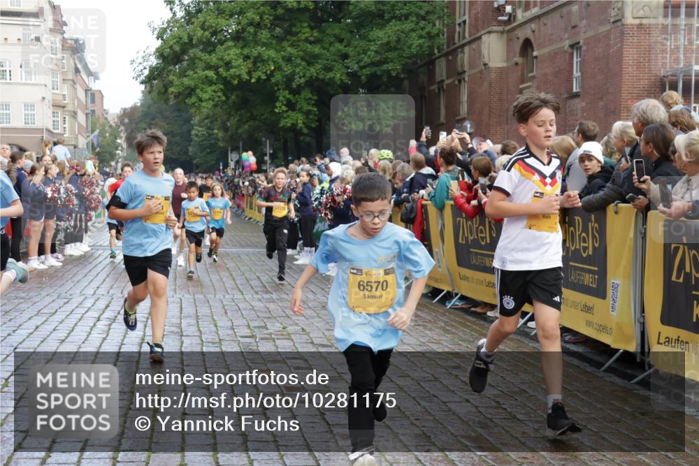 13.09.2026 - Kiel Lauf Yannick Fuchs http://msf.ph/oto/10281175 13.09.2026 08:54:48 Ziel 159, 561, 820, 1701, 2139, 2754, 2770, 3457, 4227, 5454, 6574, 6607, 6737, 7877, 8850, 9045, 9533, 10279, 10447, 10488, 11133, 11263, 11330, 11433, 11464, 11470, 12654, 241, 1218, 1463, 2542, 2610, 2742, 3211, 3896, 3936, 4059, 4419, 4494, 4731, 5041, 5462, 5693, 6030, 6134, 6214, 6618, 6740, 6945, 7055, 7774, 8110, 8111, 8545, 8670, 8850, 9291, 9447, 9698, 9714, 10920, 10937, 11468, 11656, 11672, 11840, 471, 495, 744, 889, 1450, 2699, 2773, 3863, 4069, 4348 meine-sportfotos.de