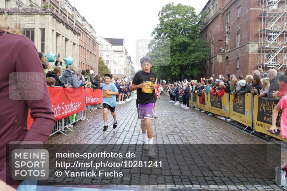 13.09.2026 - Kiel Lauf Yannick Fuchs http://msf.ph/oto/10281241 13.09.2026 08:54:53 Ziel 159, 561, 744, 820, 2699, 2754, 2770, 4069, 4227, 4348, 5454, 6607, 6737, 9045, 9163, 10279, 10447, 11133, 11263, 11330, 11464, 11470, 11780, 12654, 241, 1218, 1701, 2139, 2542, 2742, 3211, 3457, 3896, 3936, 4419, 4494, 4731, 5041, 5462, 5693, 6030, 6214, 6574, 6618, 6740, 6945, 7055, 7774, 7877, 8110, 8111, 8545, 8670, 8850, 9447, 9533, 9698, 9714, 10488, 10937, 11263, 11433, 11656, 471, 495, 889, 1450, 1768, 2773, 3219, 3863, 6206, 8546 meine-sportfotos.de