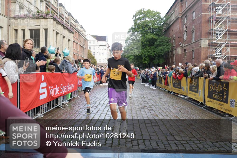 13.09.2026 - Kiel Lauf Yannick Fuchs http://msf.ph/oto/10281249 13.09.2026 08:54:53 Ziel 159, 561, 744, 820, 2699, 2754, 2770, 4069, 4227, 4348, 5454, 6607, 6737, 9045, 9163, 10279, 10447, 11133, 11263, 11330, 11464, 11470, 11780, 12654, 241, 1218, 1701, 2139, 2542, 2742, 3211, 3457, 3896, 3936, 4419, 4494, 4731, 5041, 5462, 5693, 6030, 6214, 6574, 6618, 6740, 6945, 7055, 7774, 7877, 8110, 8111, 8545, 8670, 8850, 9447, 9533, 9698, 9714, 10488, 10937, 11263, 11433, 11656, 471, 495, 889, 1450, 1768, 2773, 3219, 3863, 6206, 8546 meine-sportfotos.de