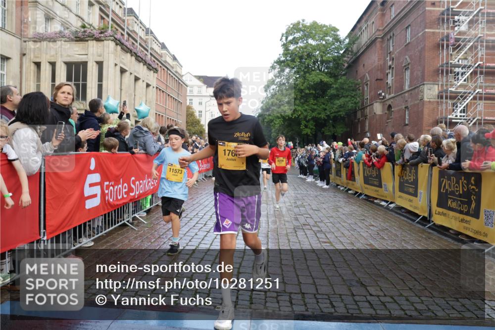 13.09.2026 - Kiel Lauf Yannick Fuchs http://msf.ph/oto/10281251 13.09.2026 08:54:53 Ziel 159, 561, 744, 820, 2699, 2754, 2770, 4069, 4227, 4348, 5454, 6607, 6737, 9045, 9163, 10279, 10447, 11133, 11263, 11330, 11464, 11470, 11780, 12654, 241, 1218, 1701, 2139, 2542, 2742, 3211, 3457, 3896, 3936, 4419, 4494, 4731, 5041, 5462, 5693, 6030, 6214, 6574, 6618, 6740, 6945, 7055, 7774, 7877, 8110, 8111, 8545, 8670, 8850, 9447, 9533, 9698, 9714, 10488, 10937, 11263, 11433, 11656, 471, 495, 889, 1450, 1768, 2773, 3219, 3863, 6206, 8546 meine-sportfotos.de