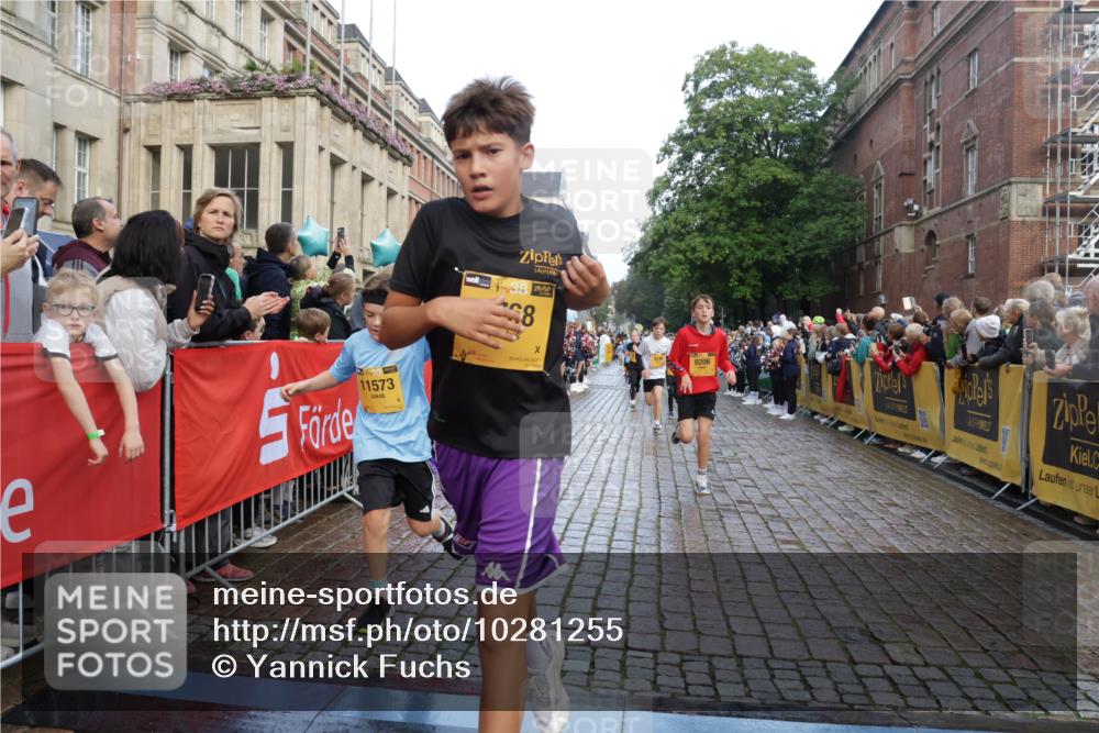 13.09.2026 - Kiel Lauf Yannick Fuchs http://msf.ph/oto/10281255 13.09.2026 08:54:54 Ziel 159, 561, 744, 820, 2699, 2754, 2770, 4069, 4227, 4348, 4828, 5454, 6607, 6737, 9045, 9163, 10279, 10447, 11133, 11330, 11464, 11470, 11780, 12654, 241, 1218, 1701, 2139, 2542, 2742, 2754, 3211, 3457, 3896, 3936, 4419, 4494, 4731, 5041, 5462, 5693, 6030, 6214, 6574, 6618, 6737, 6740, 6945, 7055, 7774, 7877, 8110, 8111, 8545, 8670, 8850, 9045, 9533, 9698, 9714, 10488, 10937, 11263, 11433, 11656, 471, 495, 889, 1450, 1768, 2773, 3218, 3219, 3863, 6206, 8546 meine-sportfotos.de
