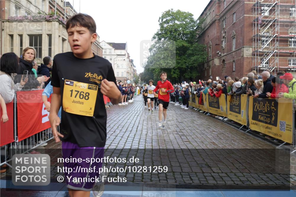 13.09.2026 - Kiel Lauf Yannick Fuchs http://msf.ph/oto/10281259 13.09.2026 08:54:54 Ziel 159, 561, 744, 820, 2699, 2754, 2770, 4069, 4227, 4348, 4828, 5454, 6607, 6737, 9045, 9163, 10279, 10447, 11133, 11330, 11464, 11470, 11780, 12654, 241, 1218, 1701, 2139, 2542, 2742, 2754, 3211, 3457, 3896, 3936, 4419, 4494, 4731, 5041, 5462, 5693, 6030, 6214, 6574, 6618, 6737, 6740, 6945, 7055, 7774, 7877, 8110, 8111, 8545, 8670, 8850, 9045, 9533, 9698, 9714, 10488, 10937, 11263, 11433, 11656, 471, 495, 889, 1450, 1768, 2773, 3218, 3219, 3863, 6206, 8546 meine-sportfotos.de