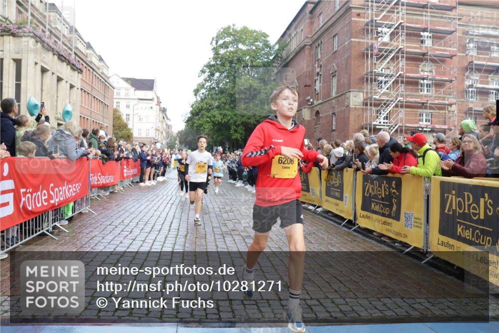 13.09.2026 - Kiel Lauf Yannick Fuchs http://msf.ph/oto/10281271 13.09.2026 08:54:55 Ziel 159, 561, 744, 820, 2699, 2770, 2773, 4069, 4227, 4348, 4828, 5454, 6607, 9163, 10279, 10447, 11133, 11330, 11464, 11470, 11780, 12654, 159, 241, 1218, 1701, 2139, 2542, 2742, 2754, 3211, 3457, 3896, 3936, 4419, 4731, 5041, 5462, 5693, 6030, 6214, 6574, 6618, 6737, 6740, 6945, 7055, 7774, 7877, 8110, 8111, 8545, 8670, 8850, 9045, 9533, 9698, 9714, 10488, 10937, 11263, 11433, 11656, 471, 495, 889, 1450, 1768, 3218, 3219, 3863, 5860, 6206, 8546 meine-sportfotos.de