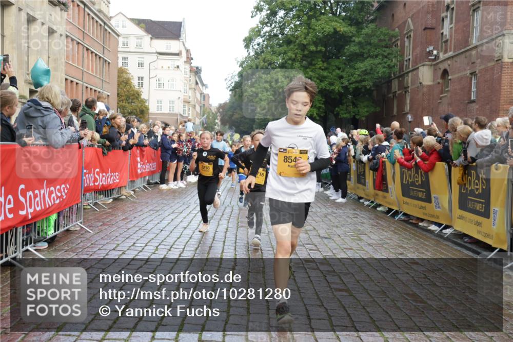 13.09.2026 - Kiel Lauf Yannick Fuchs http://msf.ph/oto/10281280 13.09.2026 08:54:56 Ziel 495, 561, 744, 820, 2699, 2770, 2773, 4069, 4227, 4348, 4828, 5454, 6607, 9163, 10279, 10447, 11133, 11330, 11464, 11470, 11780, 12654, 159, 241, 1701, 2139, 2542, 2742, 2754, 3211, 3457, 3896, 3936, 4419, 5454, 5462, 5693, 6214, 6574, 6618, 6737, 6740, 6945, 7055, 7774, 7877, 8110, 8111, 8545, 8670, 8850, 9045, 9533, 9698, 9714, 10488, 10937, 11263, 11433, 11656, 12654, 471, 889, 1450, 1768, 3218, 3219, 3863, 5860, 6206, 7222, 8546 meine-sportfotos.de